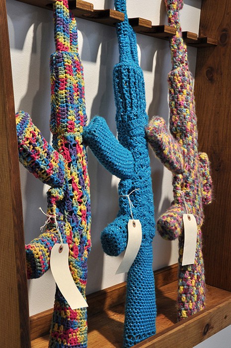 Оружие в вязаных одежках. Crocheted Gun Store от Monte A. Smith