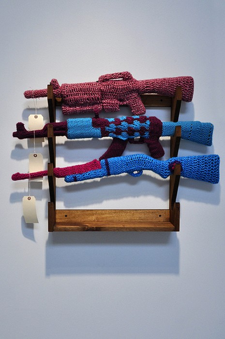Арт-проект Crocheted Gun Store от Monte A. Smith