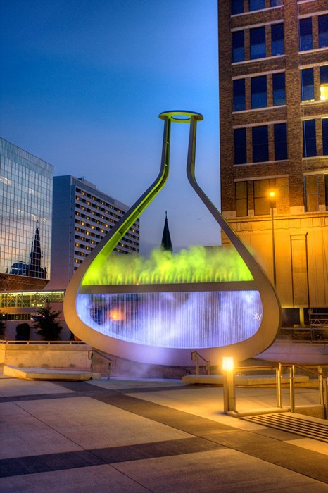 Emptyful: разноцветный фонтан в химической колбе. Скульптура Билла Печета (Bill Pechet)
