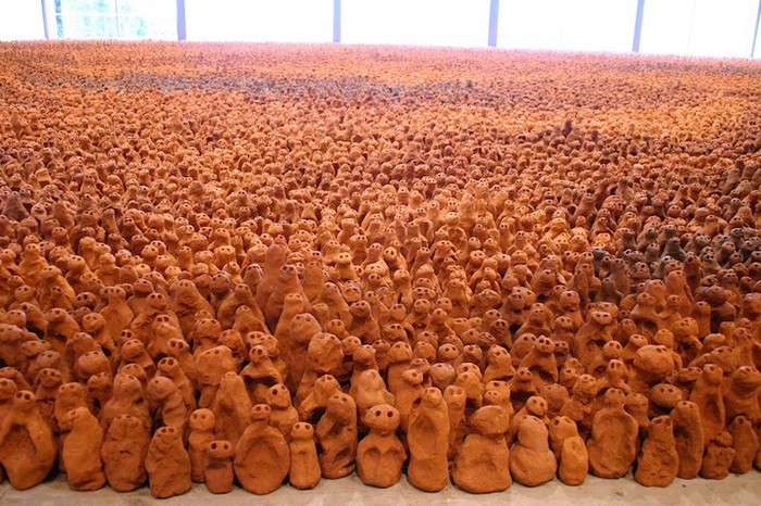 Тысячи глиняных скульптур в инсталляции The Field