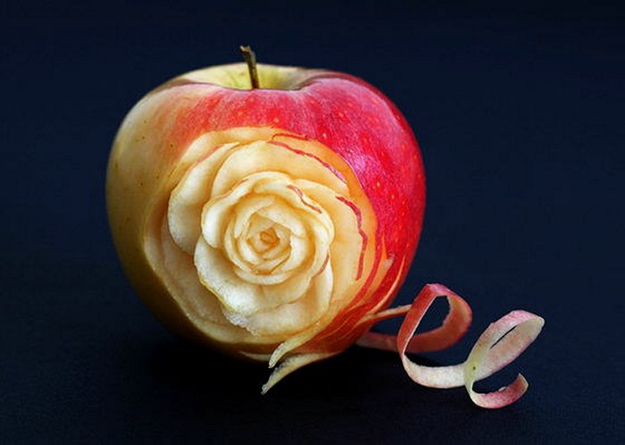 Цветочная скульптура внутри обычного яблока 