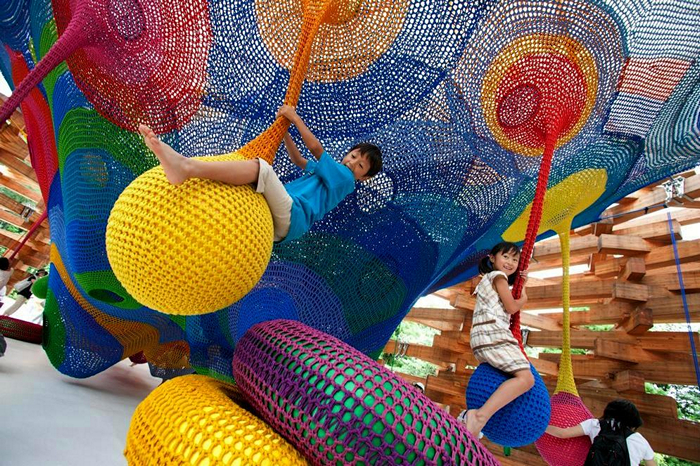 Детская площадка из разноцветной пряжи. Вязаный арт-проект Toshiko Horiuchi Macadam