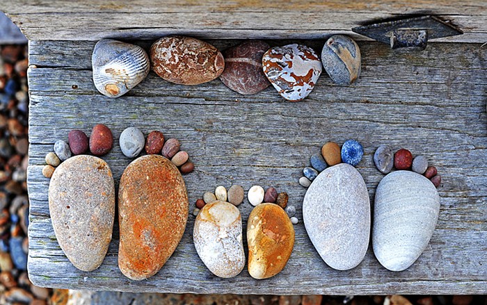 Инсталляции *Каменные лапки* в фотографиях Iain Blake