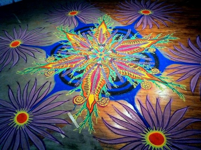 Удивительные картины из разноцветного песка