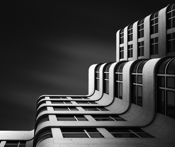 Монохромная городская архитектура на фото Джоэля Тжинтжелаара