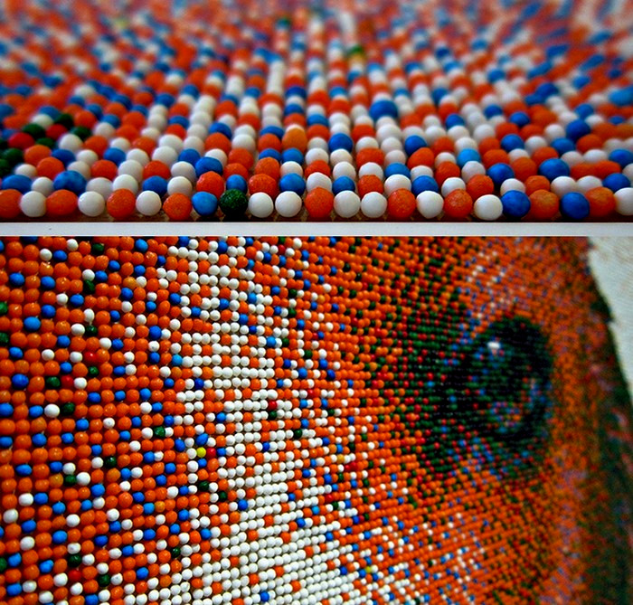 Картина Джоэля Брошу (Joel Brochu) в технике пуантилизма. Портрет бигля из сахарных шариков-пикселей
