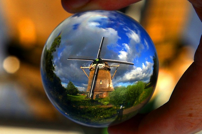 Голландская ветряная мельница. Фотография сквозь хрустальный шарик Киса Стравера (Kees Straver)