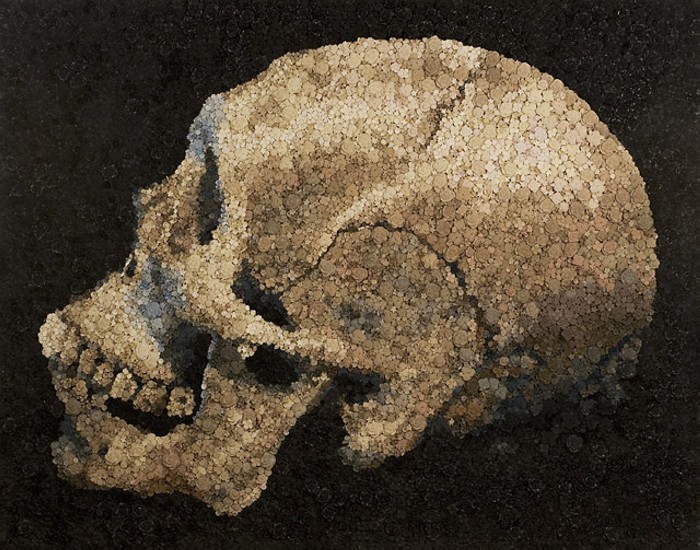 Инсталляция What Remains, силиконовый череп из 35000 силиконовых розочек