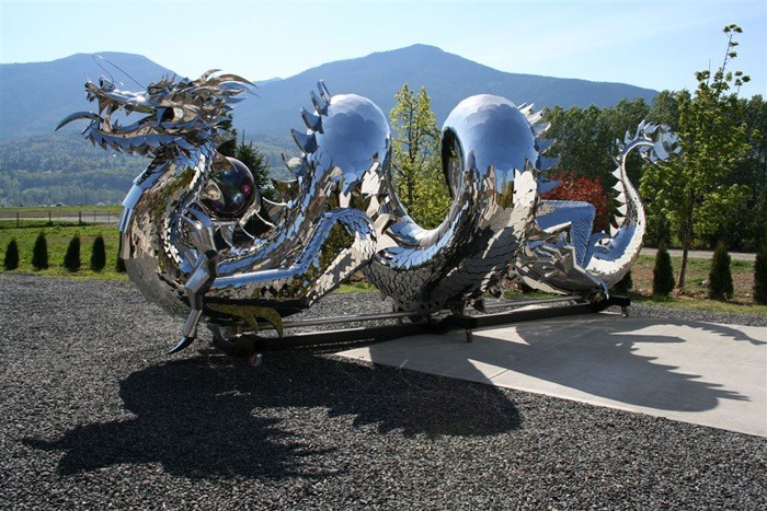 Скульптура императорского водного дракона, сделанная из нержавеющей стали