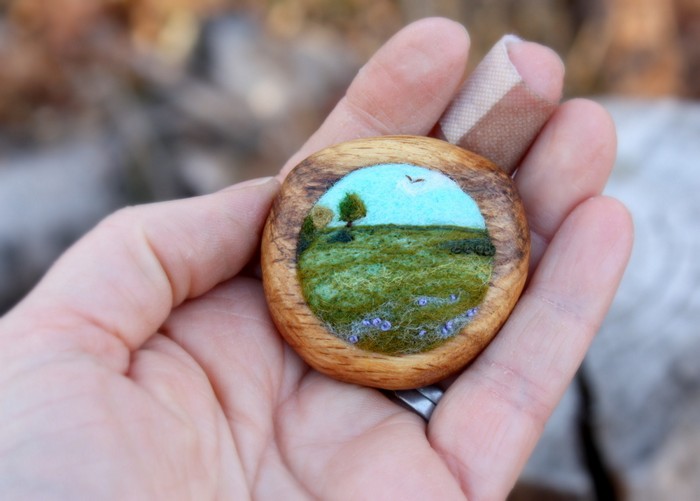 Деревянная брошь с пейзажем из войлока. Творчество Лизы Джордан (Lisa Jordan)
