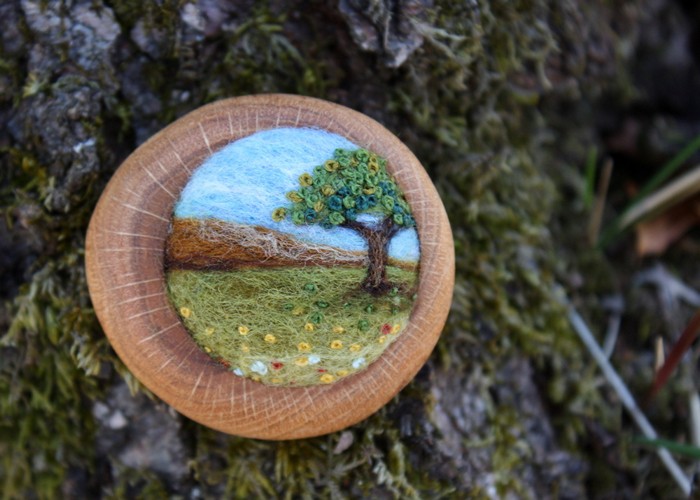 Деревянная брошь с пейзажем из войлока. Творчество Лизы Джордан (Lisa Jordan)