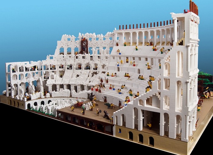 Копия колизея из конструктора Лего. Скульптура Райана МакНота