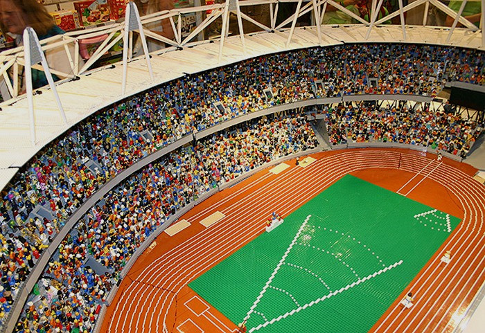 Миниатюрный Олимпийский стадион из тысяч кубиков Lego