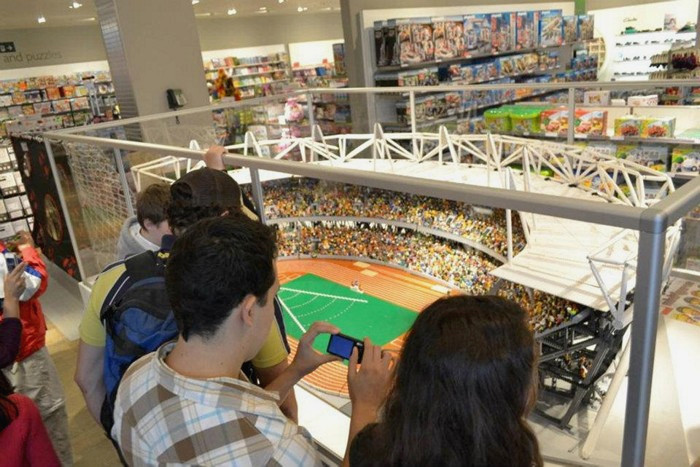 Миниатюрный Олимпийский стадион из тысяч кубиков конструктора Lego