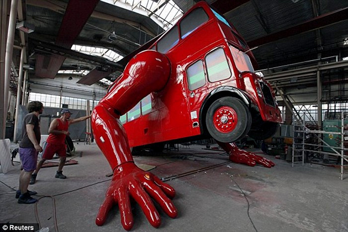 London Boosted, скульптура Давида Черного. Из лондонского автобуса в отжимающегося спортсмена