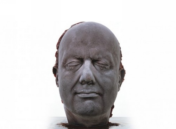 Скульптура из замороженной крови. Серия Self, автопортрет 2006 года