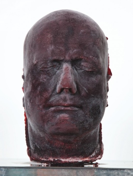 Скульптура из замороженной крови. Серия Self, автопортрет 1996 года