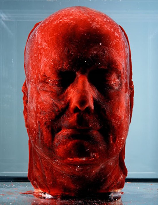 Скульптура из замороженной крови. Серия Self, автопортрет 2001 года