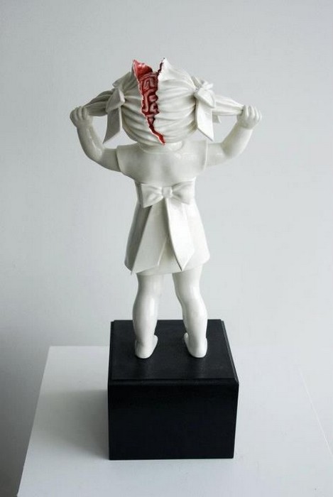 Мясо, кровь, кишки в фарфоровых скульптурах от Maria Rubinke