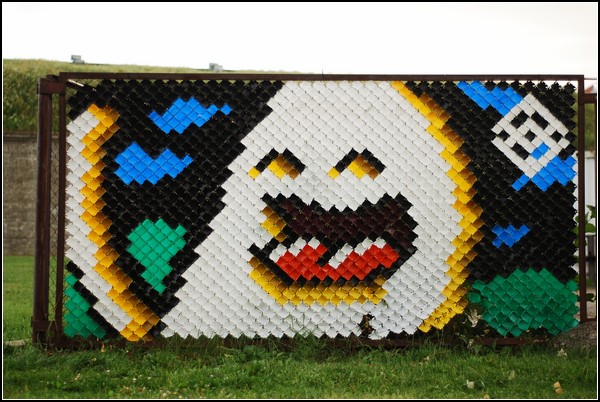 Граффити-мозаика из разноцветных чашек в заборе. Арт-проект от Multistab
