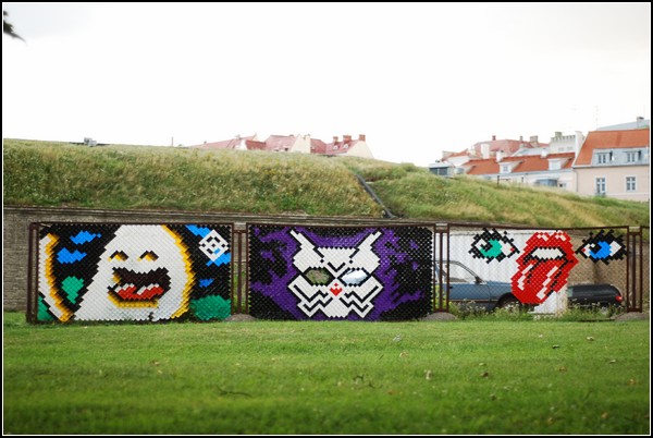 Граффити-мозаика из разноцветных чашек в заборе. Арт-проект от Multistab