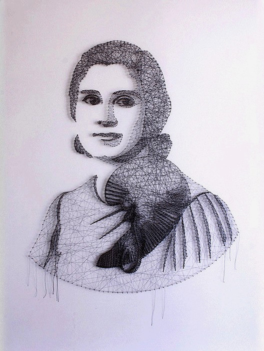 Женский портрет из ниток двух цветов