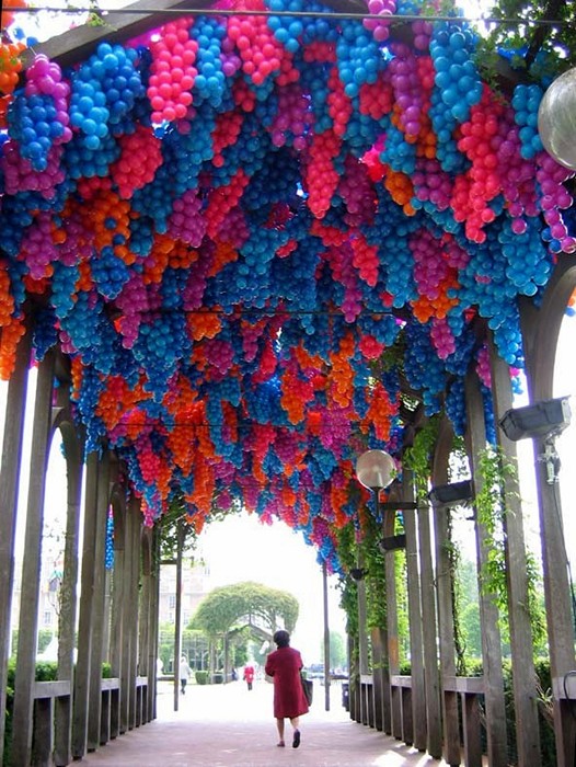 Pergola, инсталляция из 90 тыс. разноцветных пластиковых шариков, посвященная Клоду Моне