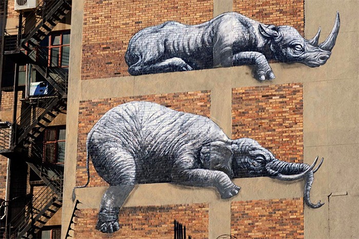 Шесть африканских животных на фасаде многоэтажки в Йоханнесбурге. Стрит-арт художника ROA