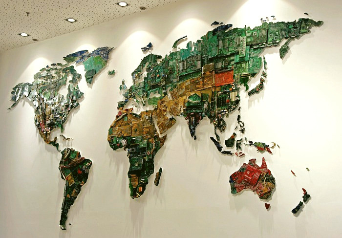 World Map, карта мира из компьютерных микросхем, работа Susan Stockwell