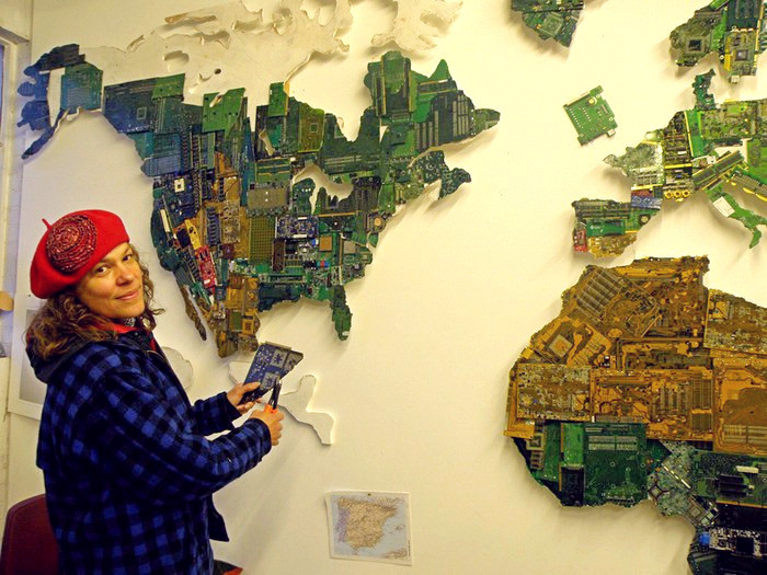 World Map, инсталляция из микросхем