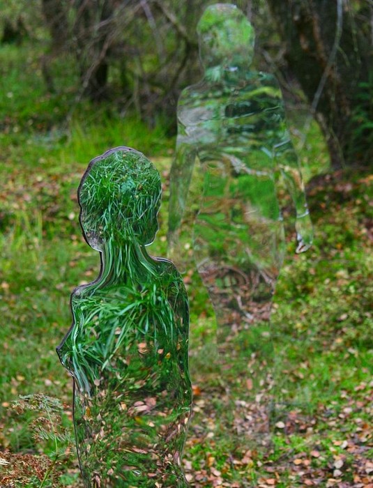 Стеклянные скульптуры-призраки в лесах Шотландии