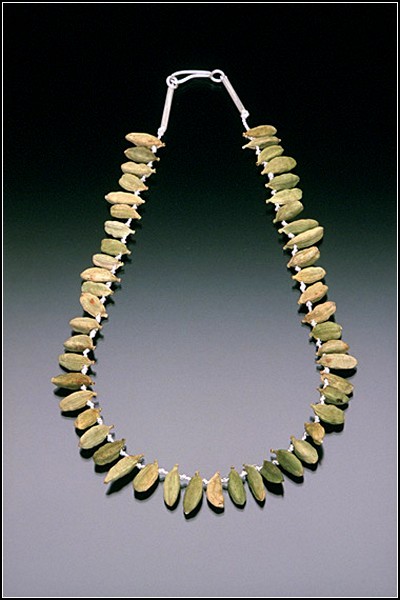 Серебряное ожерелье с настоящими семенами настоящего кардамона