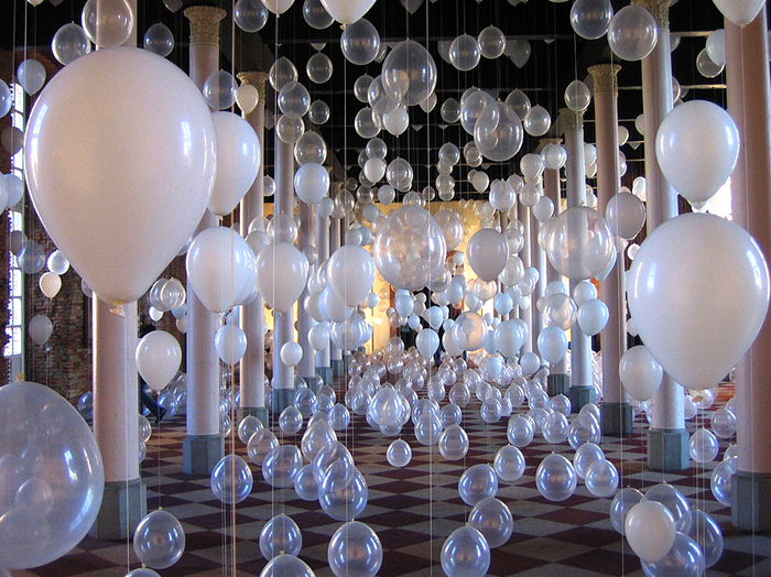 «Небольшая толпа» из тысячи шариков в музыкальной инсталляции Scattered Crowd