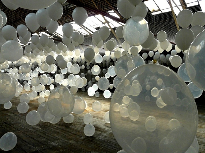 «Небольшая толпа» из тысячи шариков в музыкальной инсталляции Scattered Crowd