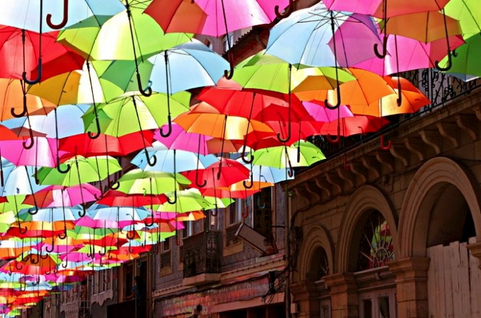 Umbrella Sky, инсталляция из разноцветных зонтов в Португалии