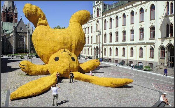 Big Yellow Rabbit от Флорентина Хофмана. Инсталляция из бетона, металла и дерева