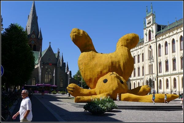 Big Yellow Rabbit от Флорентина Хофмана. Инсталляция из бетона, металла и дерева