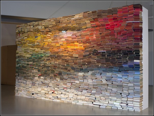 Разноцветная книжная инсталляция Anouk Kruithof