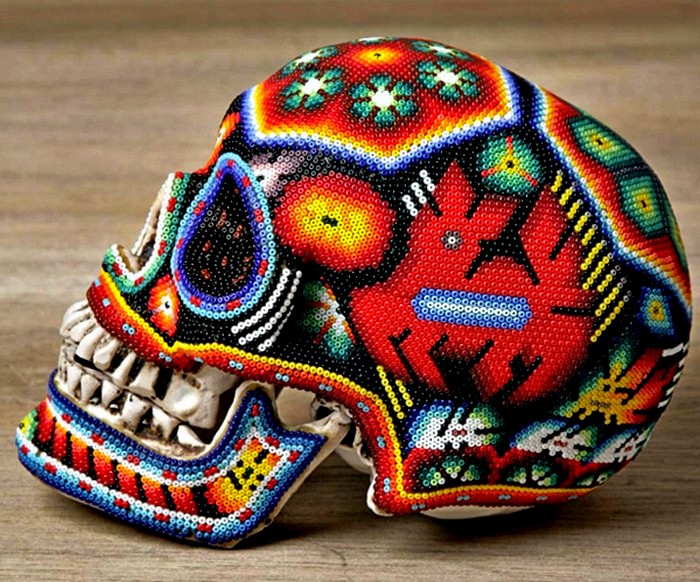 Традиционные орнаменты мексиканских индейцев на украшенных бисером черепах