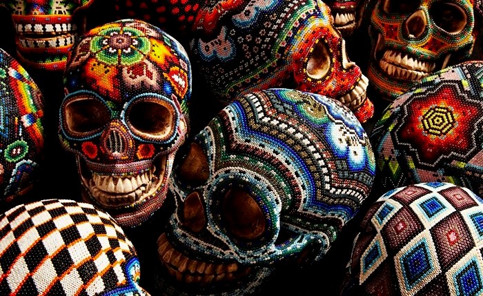 Черепа, украшенные бисером к Хеллоуину. Работа мексиканских индейцев и Катерины Мартин (Catherine Martin)