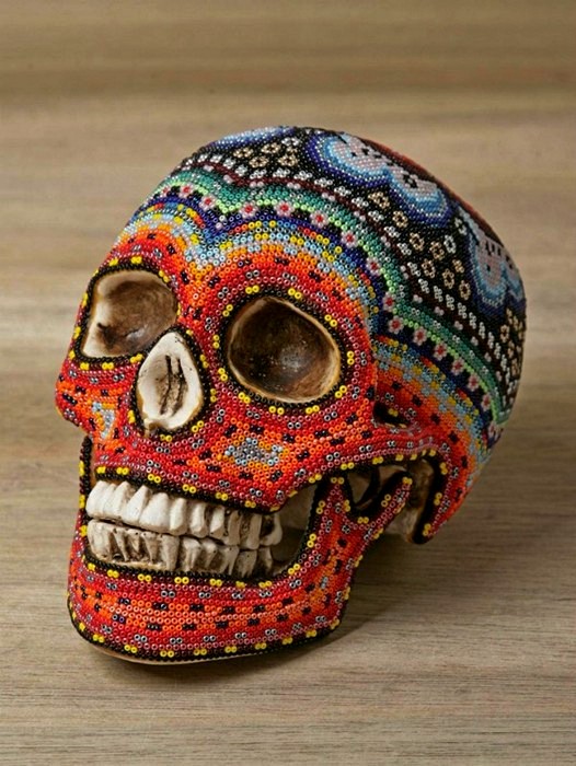 Черепа, украшенные бисером к Хеллоуину по узорам мексиканских индейцев