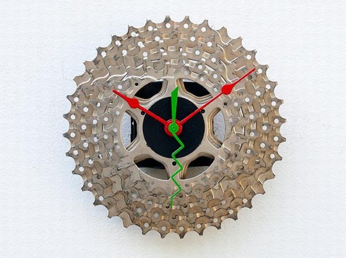 Настенные часы из велосипедных деталей