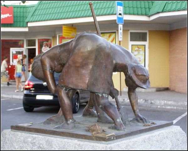 Памятник сборщикам колорадских жуков