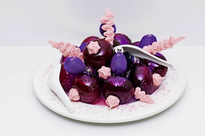 Ароматный десерт из флакончиков с духами. Фотопроект Flavoured Series