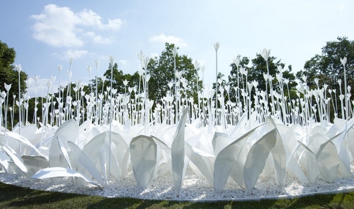 Folding for Peace: белый сад из цветов-оригами