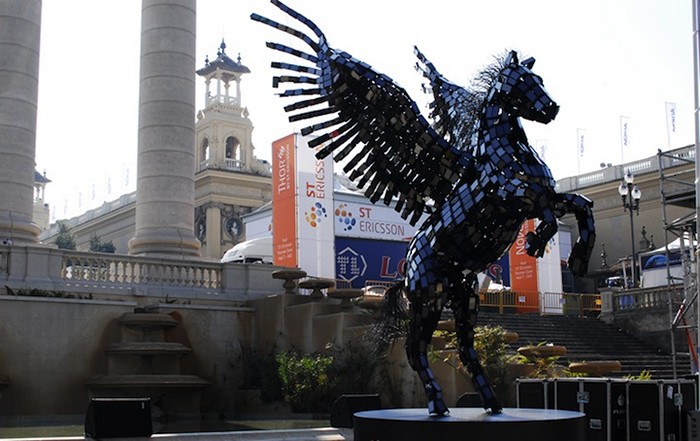 Рекламная скульптура Pegasus из 3500 смартфонов модели Huawei