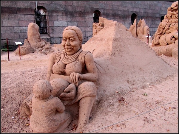 Песчаные шедевры на юбилейном Х фестивале песчаных скульптур в Санкт-Петербурге