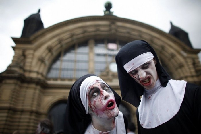 Монахи-зомби с парада Zombie Walk