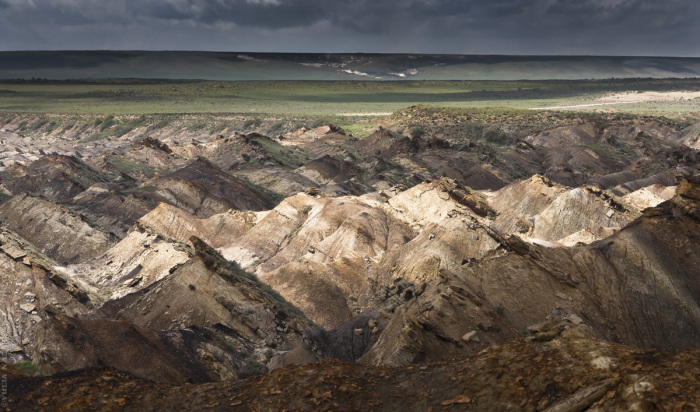 Геологические пласты, принявшие вертикальное положение. / Фото: Юля Назаренко.