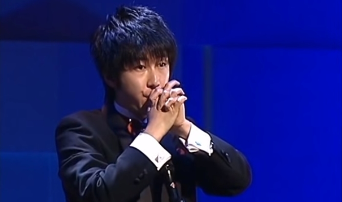 Японский музыкант играет на флейте, которой нет